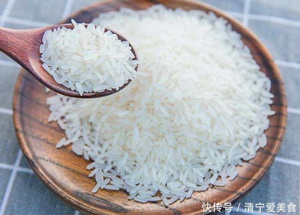  买大米时，该买圆粒米还是长粒米许多人不明白，原来差别这么大