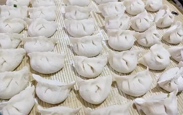 饺子包好后，最忌讳直接放冰箱，教你一招，饺子不粘连不开裂