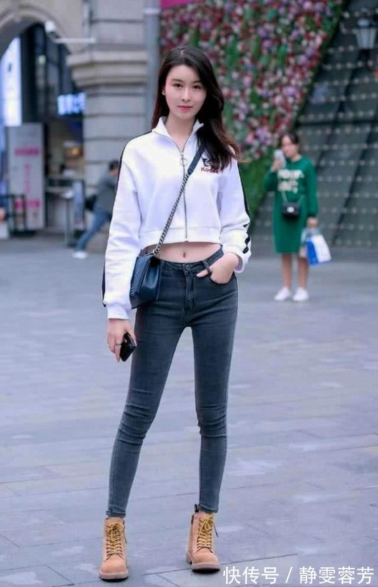 黑色|街拍美女:穿黑色连衣裙搭配黑色高跟凉鞋,展现曼妙身姿