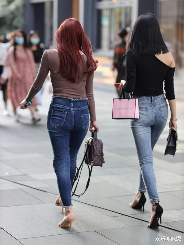 T恤配破洞牛仔裤，简单的搭配也能穿出时髦感，轻熟美丽又有个性