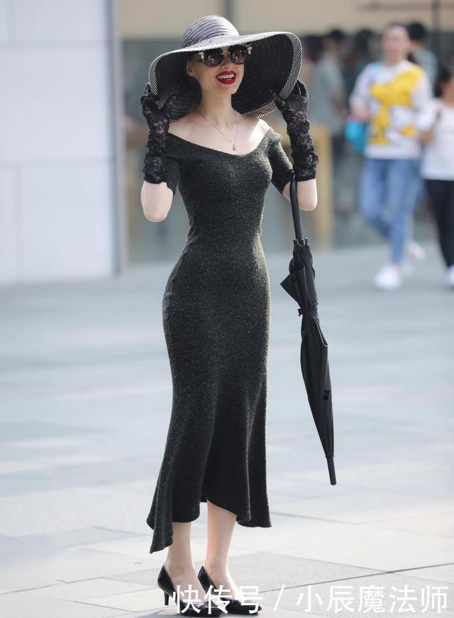 高跟鞋|街头美女的另类穿搭,黑色连衣裙展现“女巫范”,这是黑色幽默?