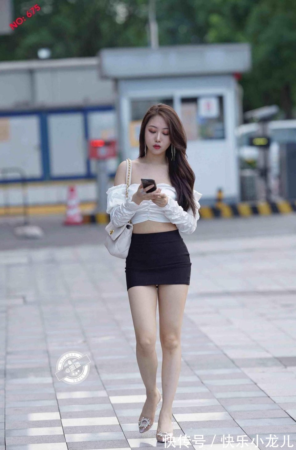 搭配 连衣裙可谓衣橱中的经典,搭配风格要追求别具一格,走路带风