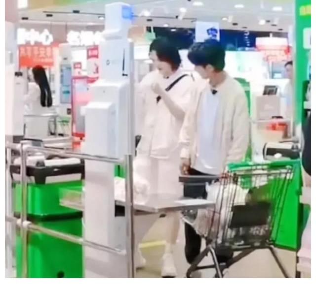 采購|丁真與周也采購后，又被拍到與姚安娜逛超市，兩人體型差以為看錯