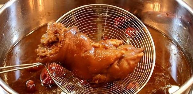酱肉|大厨教你做酱肘子、酱猪蹄,软糯香嫩、酱香浓郁,“配方”要收藏
