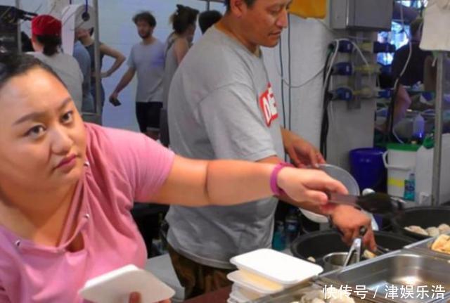 小夫妻在英国卖“特色小吃”,25元1份,刚出摊老外就排队