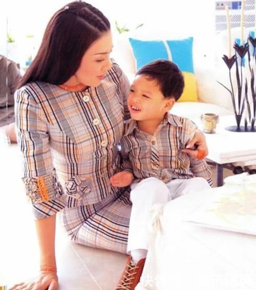 42岁西拉米终于不装嫩烫波浪刘海配盘发，高贵成第二个诗丽吉