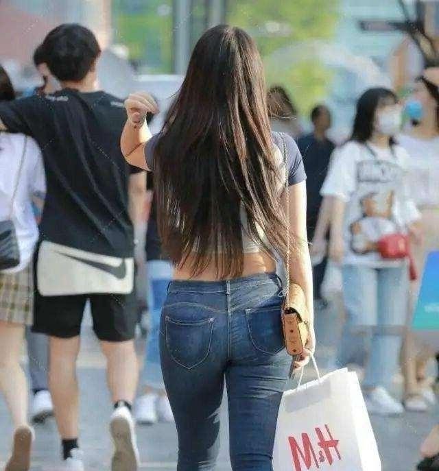 紧身裤 蜂腰细腿的打底裤美女,非常赏心悦目,清爽时尚