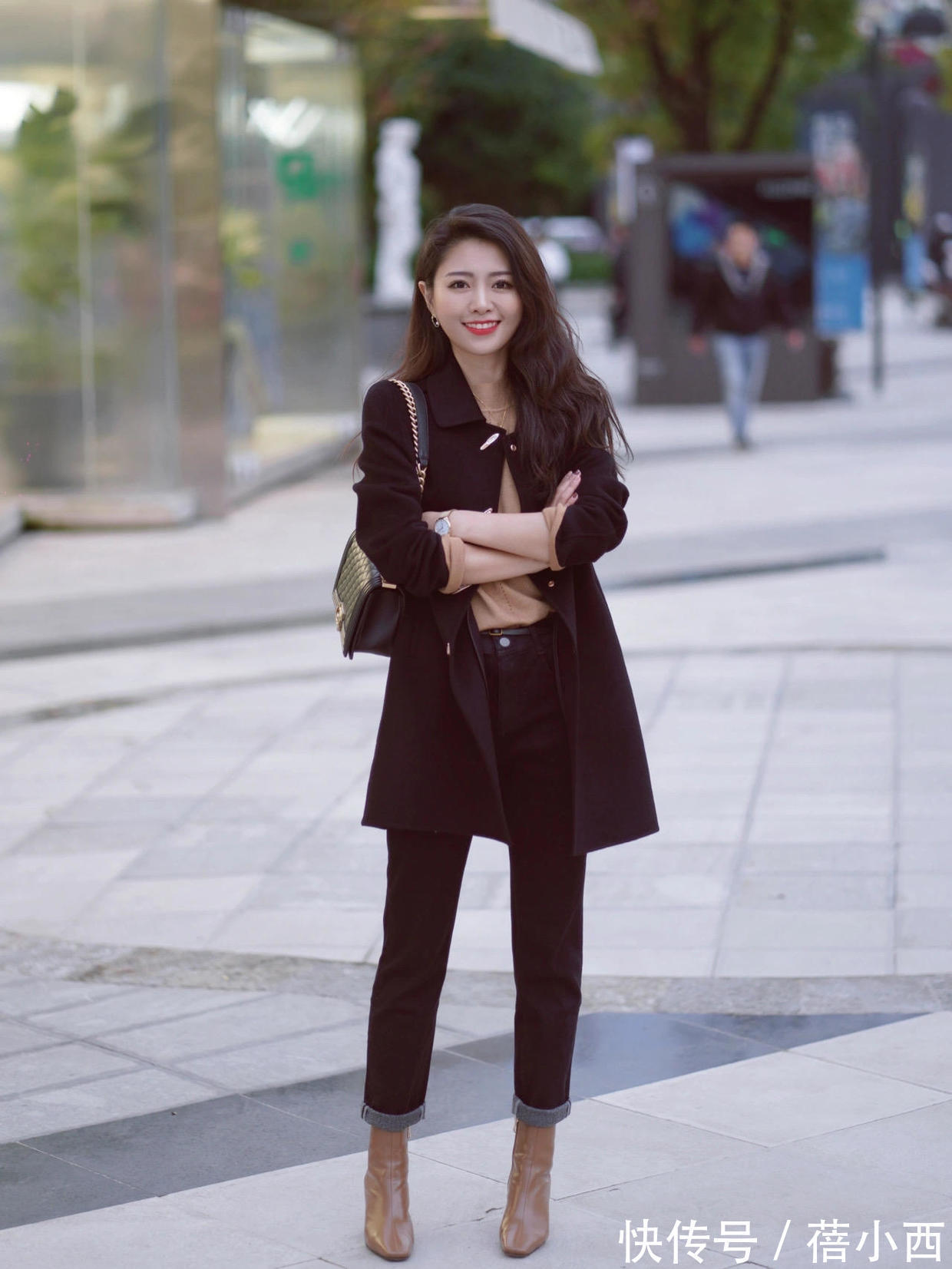 牛仔裤|冬季穿这5个“神仙色大衣”真香,搭配牛仔裤、半身裙高级显气质