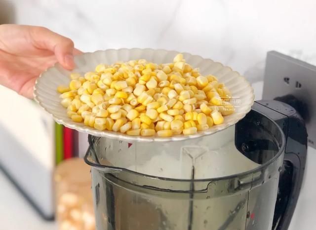 玉米这样做,比面包还好吃,不用烤箱,锅里蒸一蒸就搞定