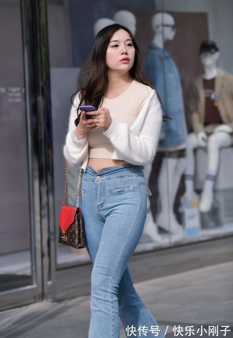 乐福鞋 想要凸显微胖身材优势,光靠喇叭裤是远远不够的,可以试试针织衫