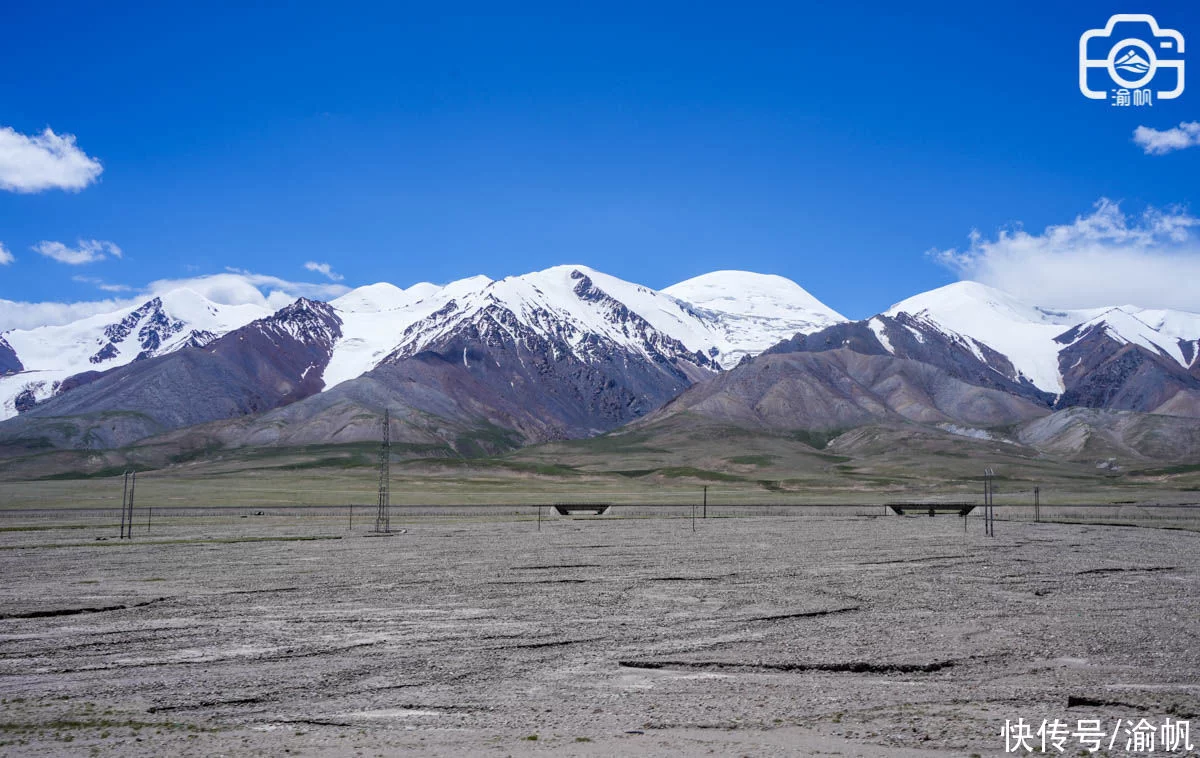 天下风物——《昆仑山北段最高峰的绝佳观景处，雪峰连绵美如画卷，免费对外开放》风光题照