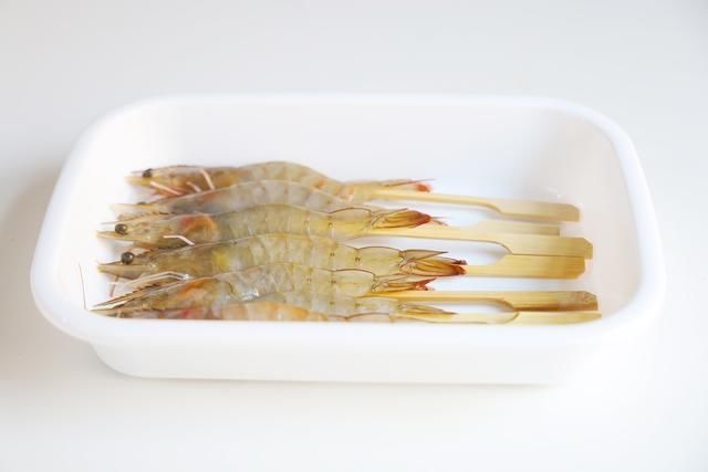 盐焗虾就是把虾放盐里焗？想要弹牙入味你需要这样做