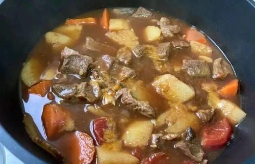 土豆去皮放案板上切成块，鲜香入味，好吃到汤都不剩