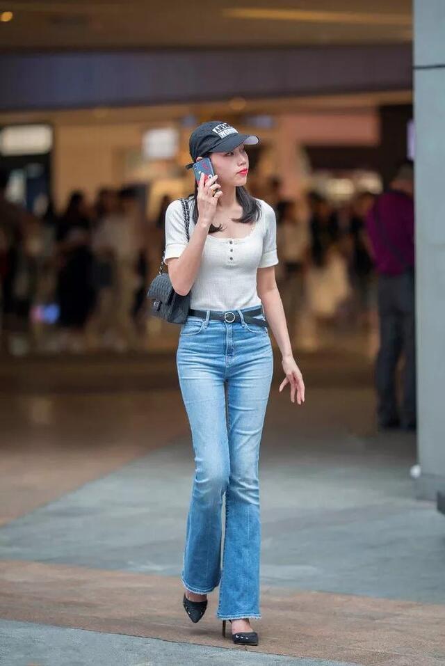 包臀裙|街拍:连衣裙搭配一双尖头的高跟鞋,非常的时尚简约