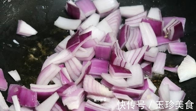 洋葱和鸡肉搭配这样做,特别开胃下饭,吃过一次的人还想吃第二次