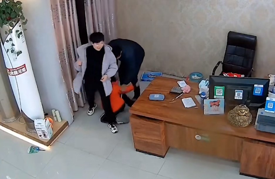 妈妈被欺负俩儿子火了，抄起扫帚追着打，得知真相网友笑了