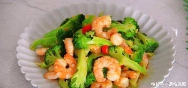 锅中烧油|在家请客,做这些菜,所有的朋友都争先恐后地吃它们