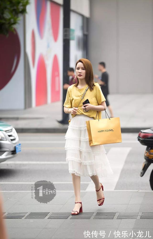 包臀裙|路人街拍，个性张扬的穿搭，身穿吊带的鱼鳞装，很是时尚可爱