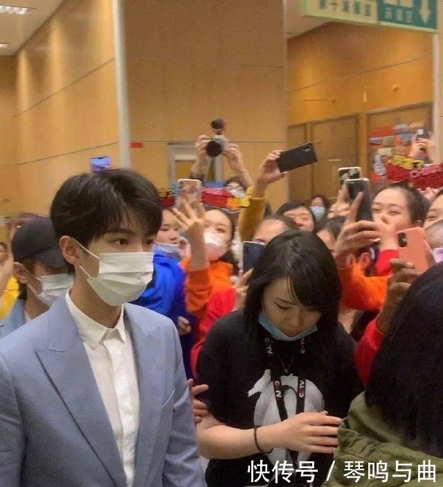 央视五四晚会女生近距离看到王俊凯穿西装连身尖叫,这身材绝了