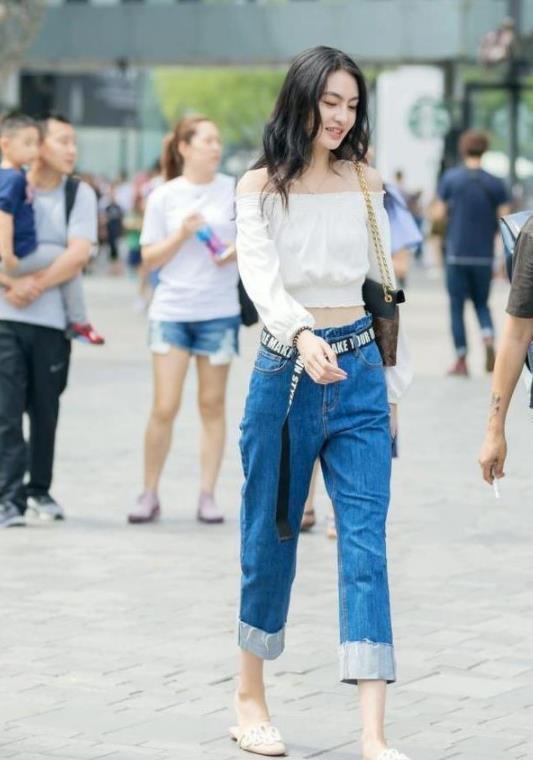 美女|街拍：颜值出众的美女，一条优雅的连衣裙搭配时尚的红色包包，靓丽而又时尚
