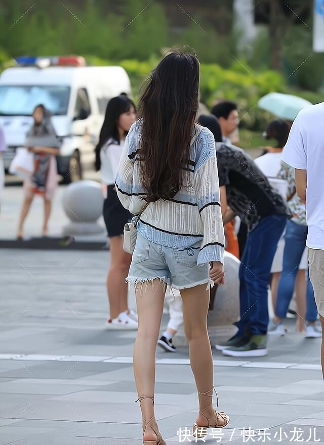 穿搭 喇叭袖针织衫搭配上宽松的牛仔短裤,慵懒又时尚,特别凸显身材