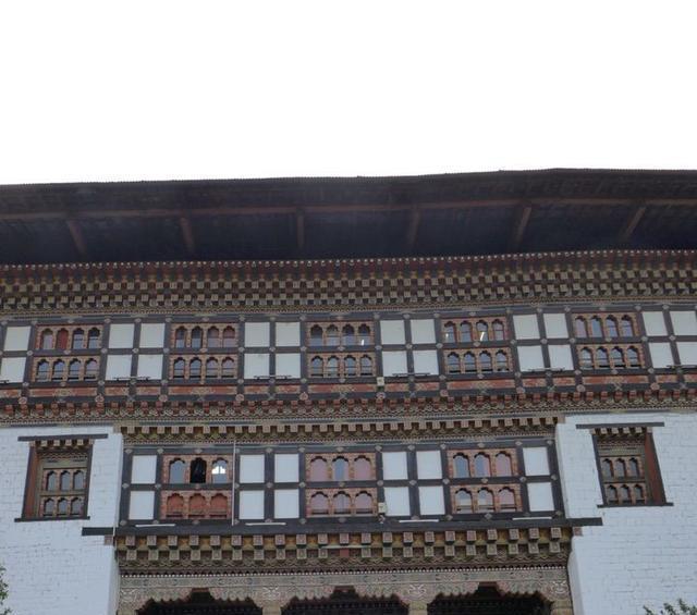 穿着|清朝灭亡107年了，此国却坚持使用清朝国旗，国王还穿着清朝长袍