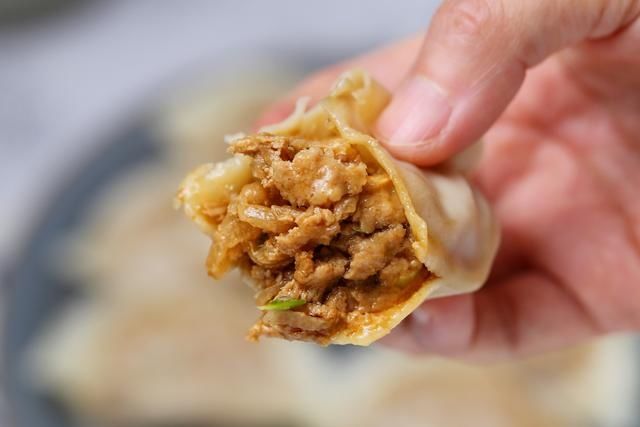 皮薄馅大的萝卜丝蒸饺，不揉面不醒面，营养丰富适合秋冬季食用