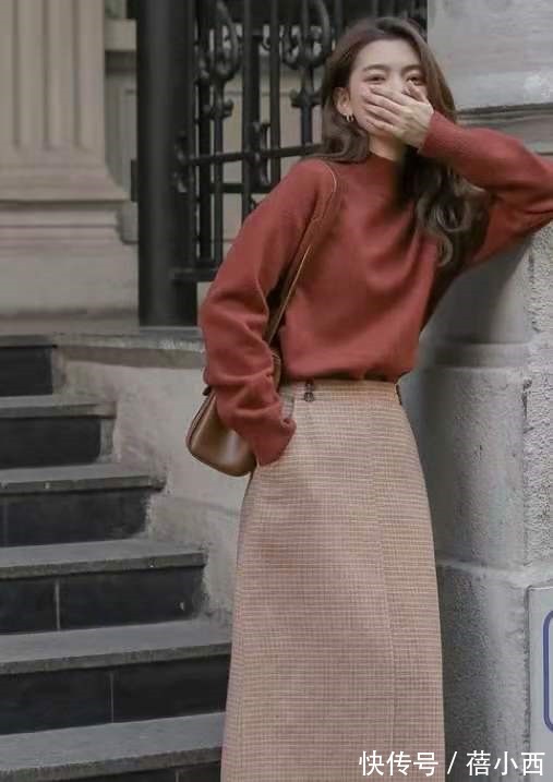 高领|会打扮的女人,都喜欢这样穿“半高领毛衣”,优雅保暖又提气质