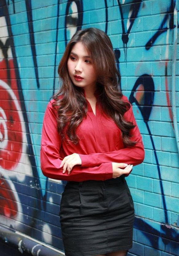 穿搭 红色衬衫搭配黑色包臀裙,优雅又知性,绽放女性魅力