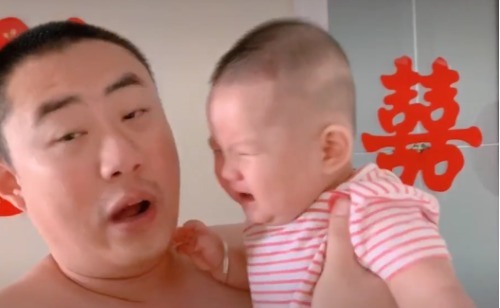 伤害|“互相伤害版”父子火了,萌娃:干就完了,我穿尿不湿的怕过谁?