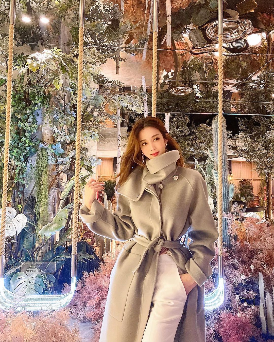 美女|美女无惧气温低, 时尚大气长大衣, 完美穿搭身上披