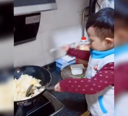 小男孩|萌娃站在凳子上炒饭,动作麻利、一气呵成,网友:确实大有可为啊