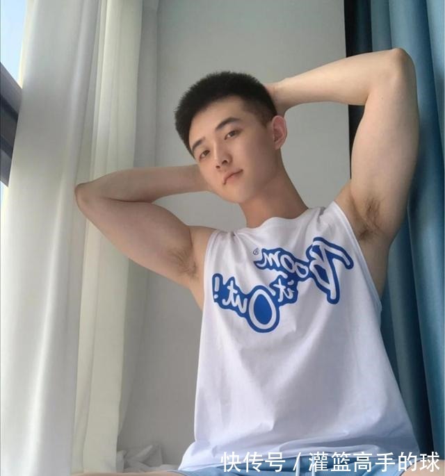 小哥哥|满脸胶原蛋白的大一小哥哥,一身清凉运动范,无袖T恤更显练家子!