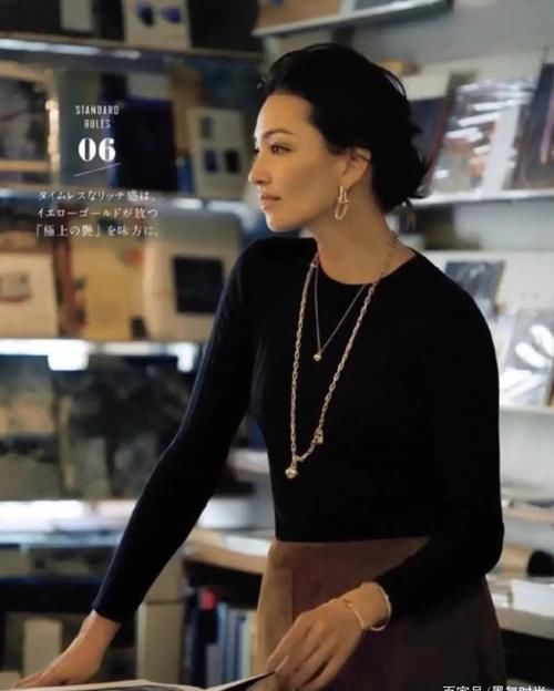 50岁女人别总穿打底裤，学学日本主妇的穿搭，减龄又显气质