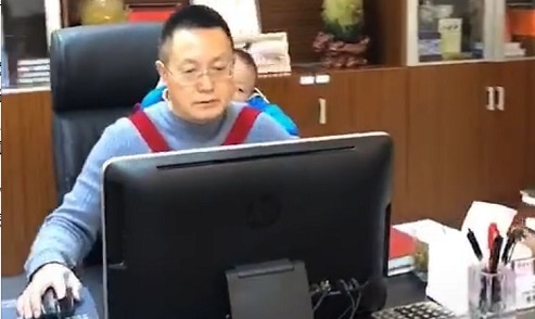 宝妈|“霸道总裁奶爸”带娃上班火了,这大概是全网“最帅”的父亲