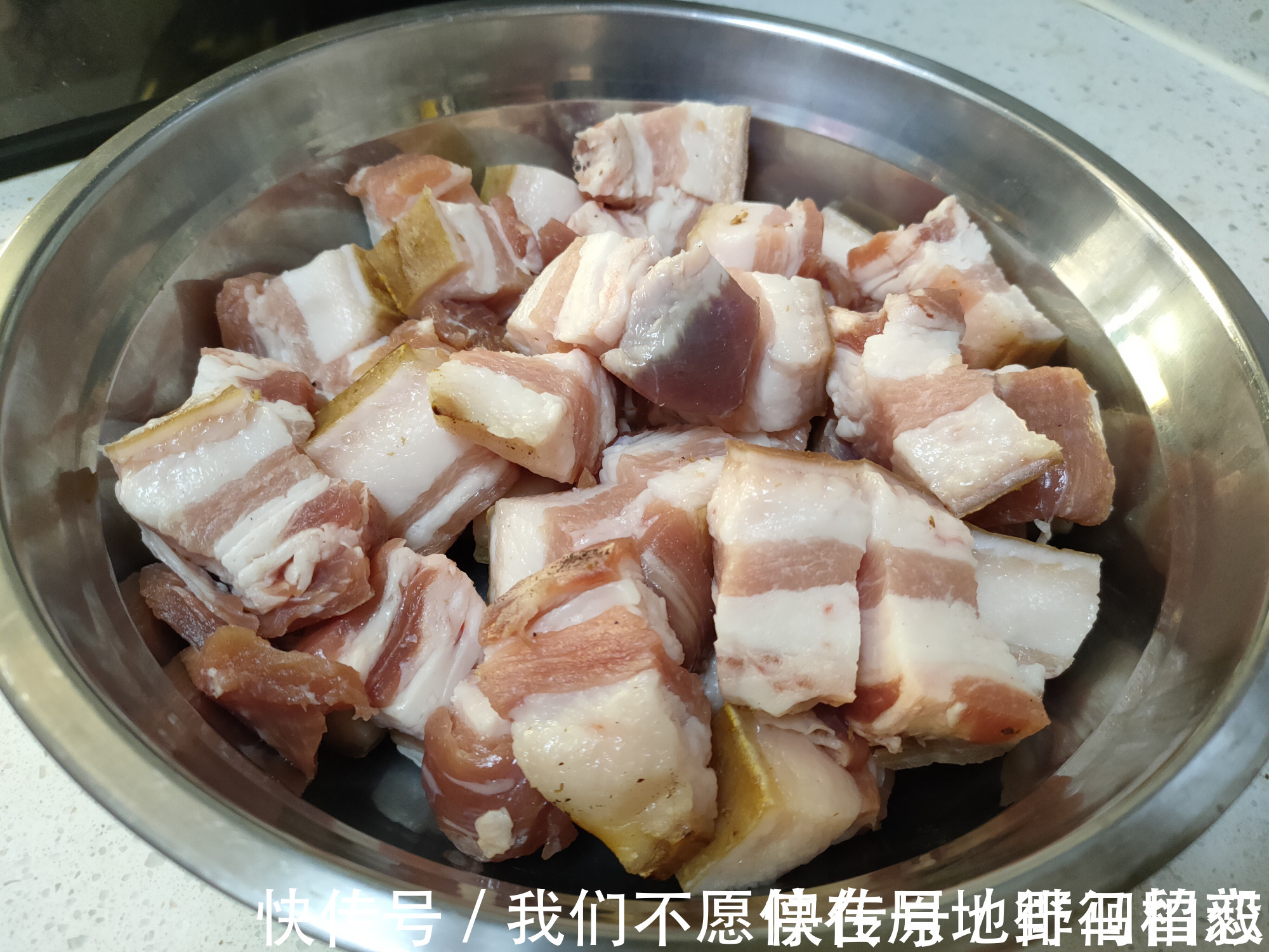 爷爷做了几十年红烧肉,口感软烂香入味,香料只加这四味即可