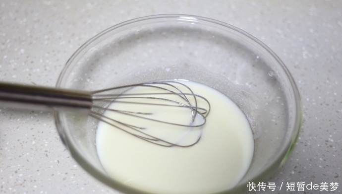 炎热的夏天,来一份酸酸甜甜的百香果慕斯,解暑又开胃!