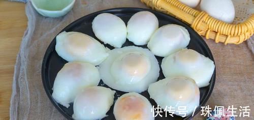 荷包蛋直接下锅煮就废了可惜知道的人不多，这样做完整又不散花