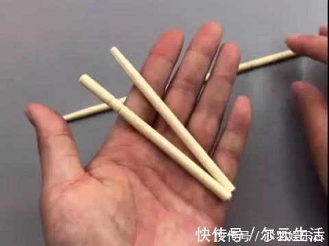 垃圾桶上放一根筷子,真是太聪明了,可惜好多人不懂,学会太棒了