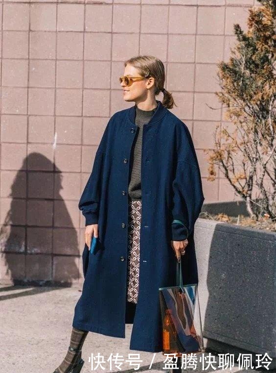 领口设计|冬天别再露脖子了,“烟管领+大衣”才是今年最火的,高级又洋气