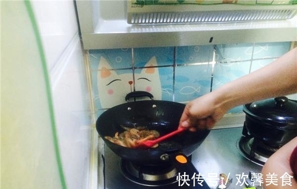 好吃|烧虾的小技巧,只需加一步,入味又好吃,家人都抢着吃