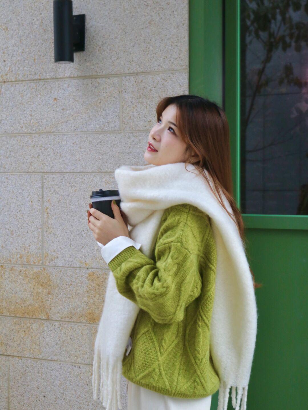 芥末绿|这才是大方得体的冬季搭配,学会4款实用毛衣,照着穿太时尚