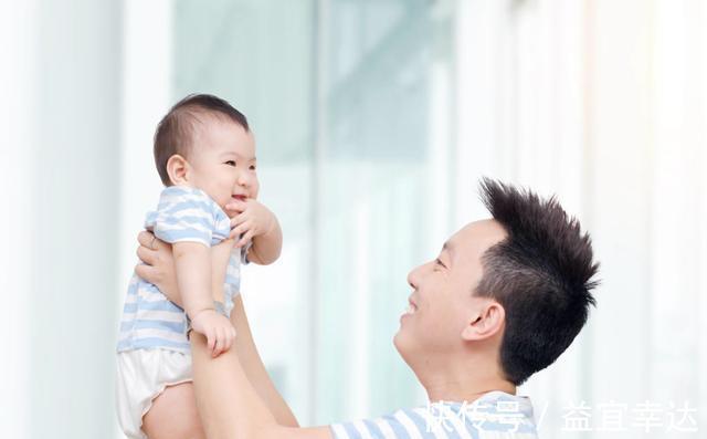 睡眠时间|经常被抱的孩子,和经常躺着的孩子谁更健康?医生:两者差距明显