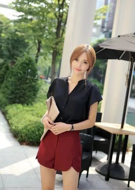 街拍:长发美女身穿露肩装配阔腿裤,非常的显气质,真是漂亮极了