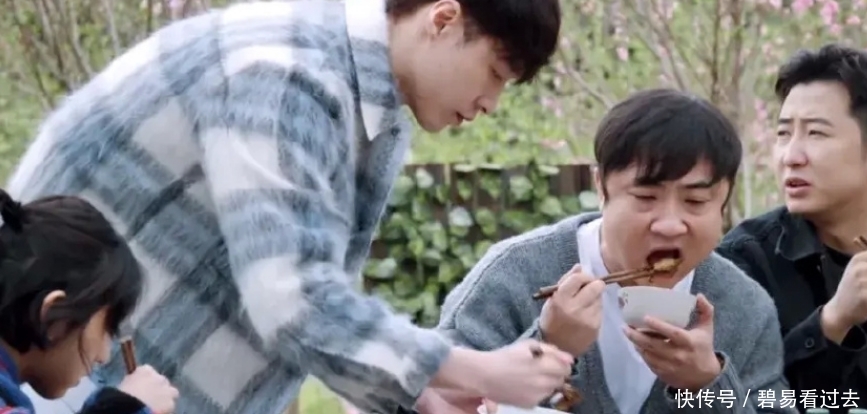 何炅 黄磊做完饭后去洗澡,谁注意张艺兴的做法?黄磊回来一脸惊喜