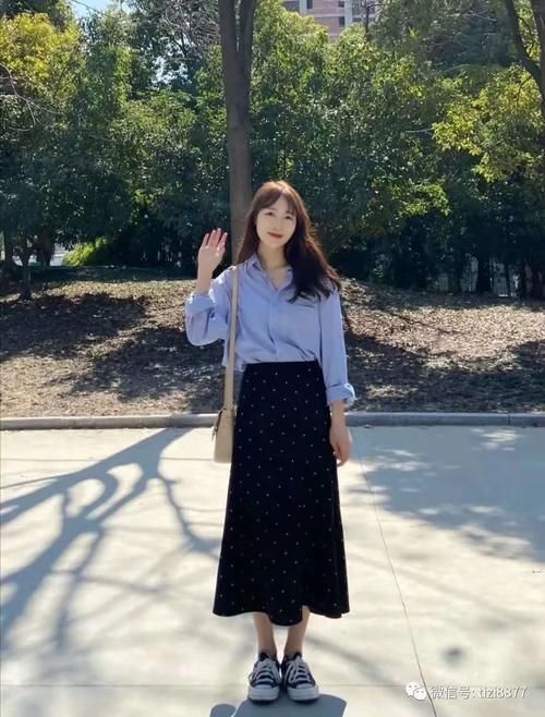 黑色半身裙怎么搭配上衣和鞋子好看