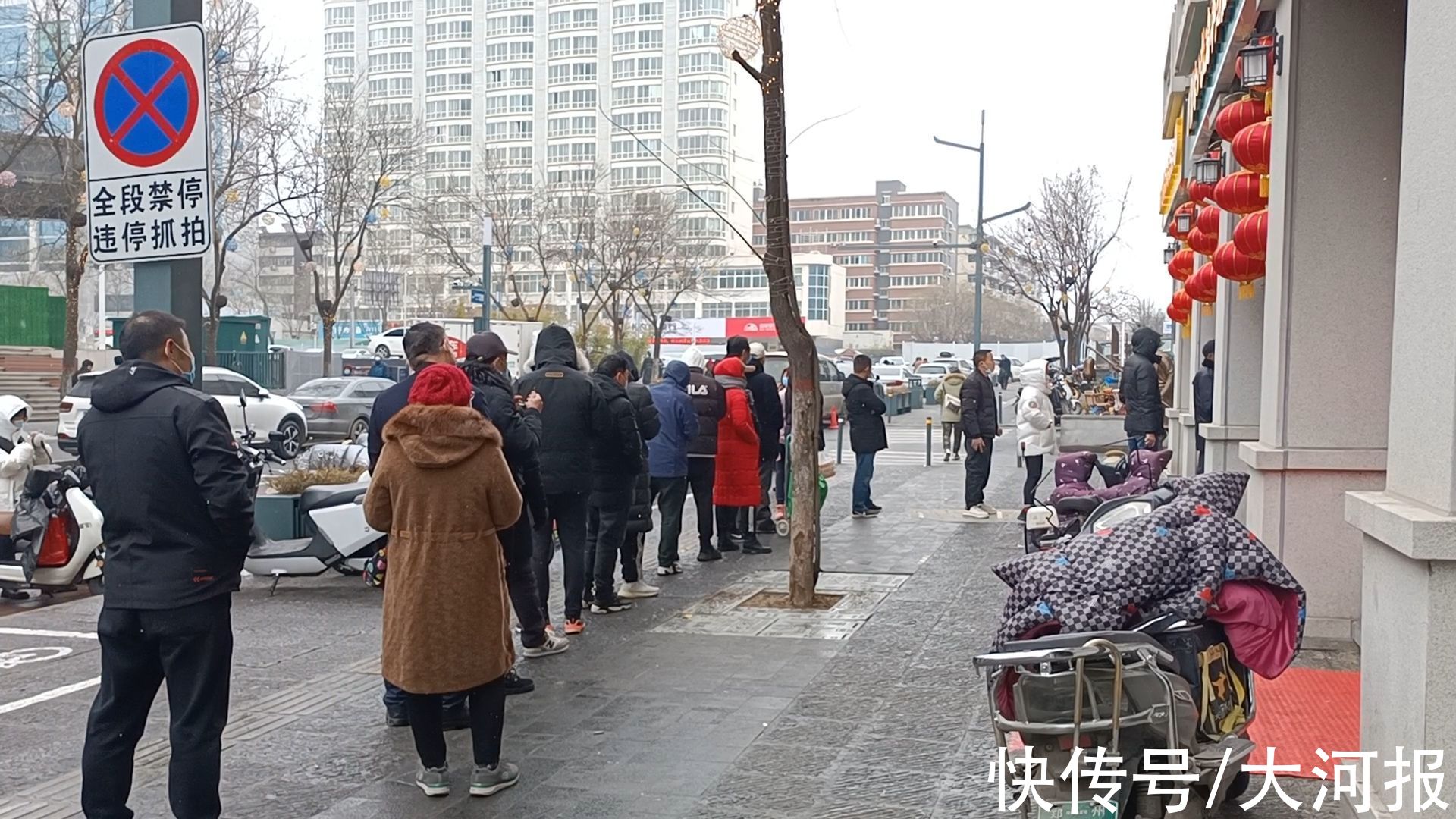 春节|春节将至，顺城街上的牛羊肉排队买起