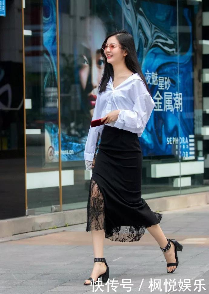 美女脚上一双一字带的高跟凉鞋,更能够凸显出她身上唯美的气质