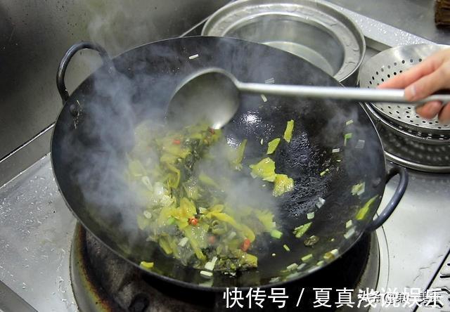 鸡粉|酸菜牛肉想要和饭店一样好吃,处理酸菜有技巧,做对了才酸爽嫩滑