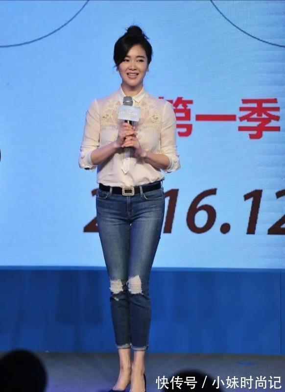女人味|左晓卿厉害了,穿白色蕾丝衬衫搭配牛仔裤减龄洋气,女人味十足